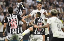 Corinthians e Atlético-MG empatam sem gols em jogo marcado por expulsão
