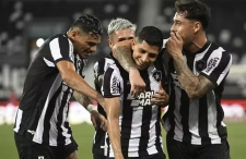 Botafogo goleia o Juventude no Nilton Santos e entra no G-4 do Brasileirão