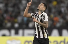 Júnior Santos decide de novo, Botafogo vence a LDU e respira na Libertadores