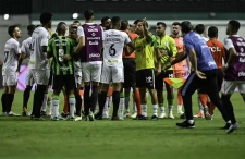 Em jogo marcado por polêmica, América-MG vence o Santos e mantém invencibilidade