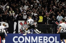 Em noite de golaços, Corinthians vence e confirma liderança na Sul-Americana