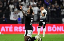 Botafogo vence em São Paulo, dorme na liderança e coloca o Corinthians no Z-4